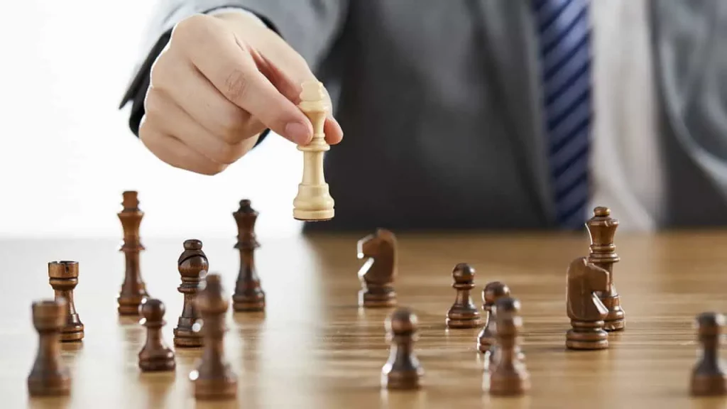 Perbedaan Strategi dan Strategis