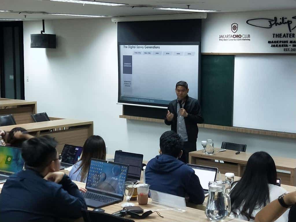 Metode Pembelajaran di ENMARK-MBA menggunakan metode synchronous dan asynchronous.