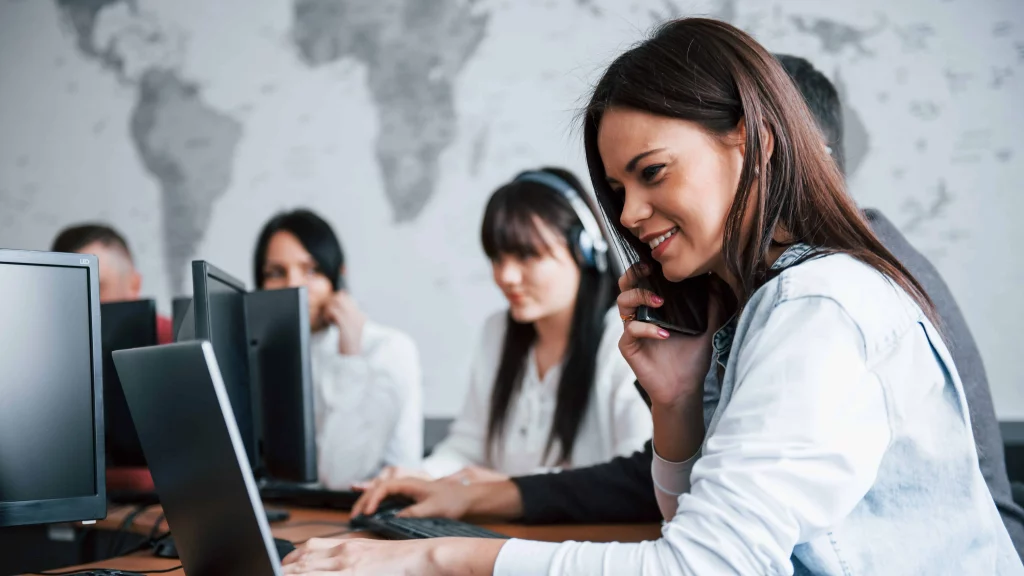 Baik outsourcing dan insourcing sama-sama memiliki kelemahan dan kelebihan.