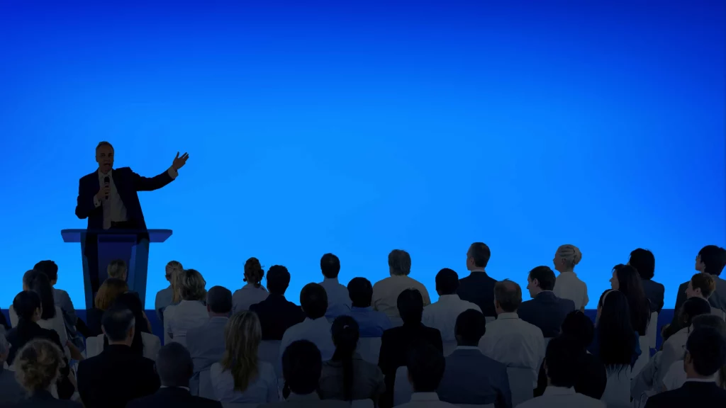 Pengertian public speaking adalah tindakan berbicara langsung depan umum kepada audiens dengan tujuan memberikan informasi, menghibur, atau meyakinkan mereka.