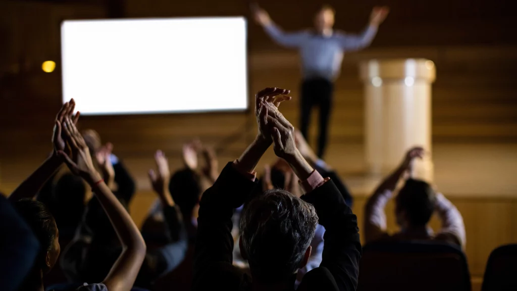 Public speaking memiliki sejumlah manfaat, baik dalam kehidupan sehari-hari maupun di dalam pekerjaan.