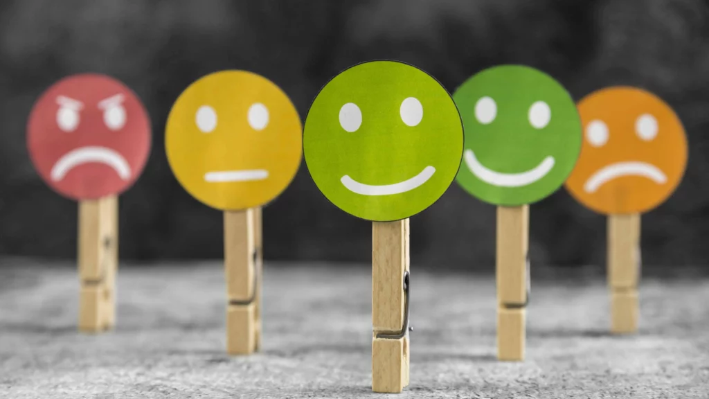 5 indikator kecerdasan emosional adalah kesadaran diri, pengendalian diri, motivasi diri, empati, dan keterampilan sosial.